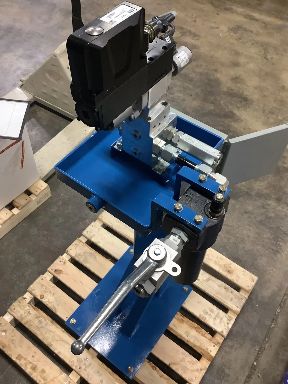 EDGE hydraulic valve stand